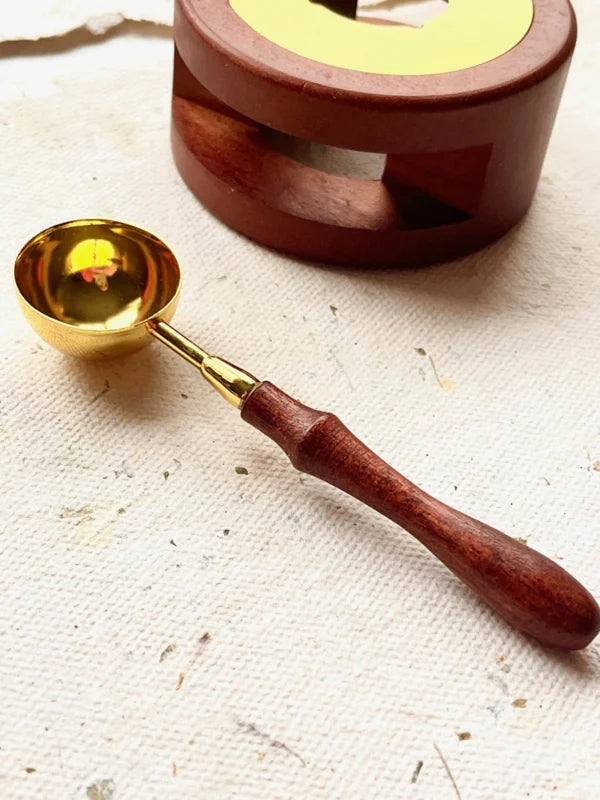 Oven for sealing wax stamps