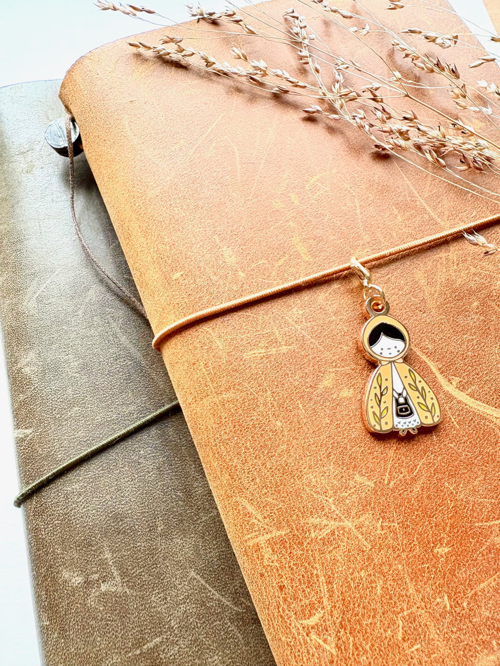 Enamel charm - Dotti girl