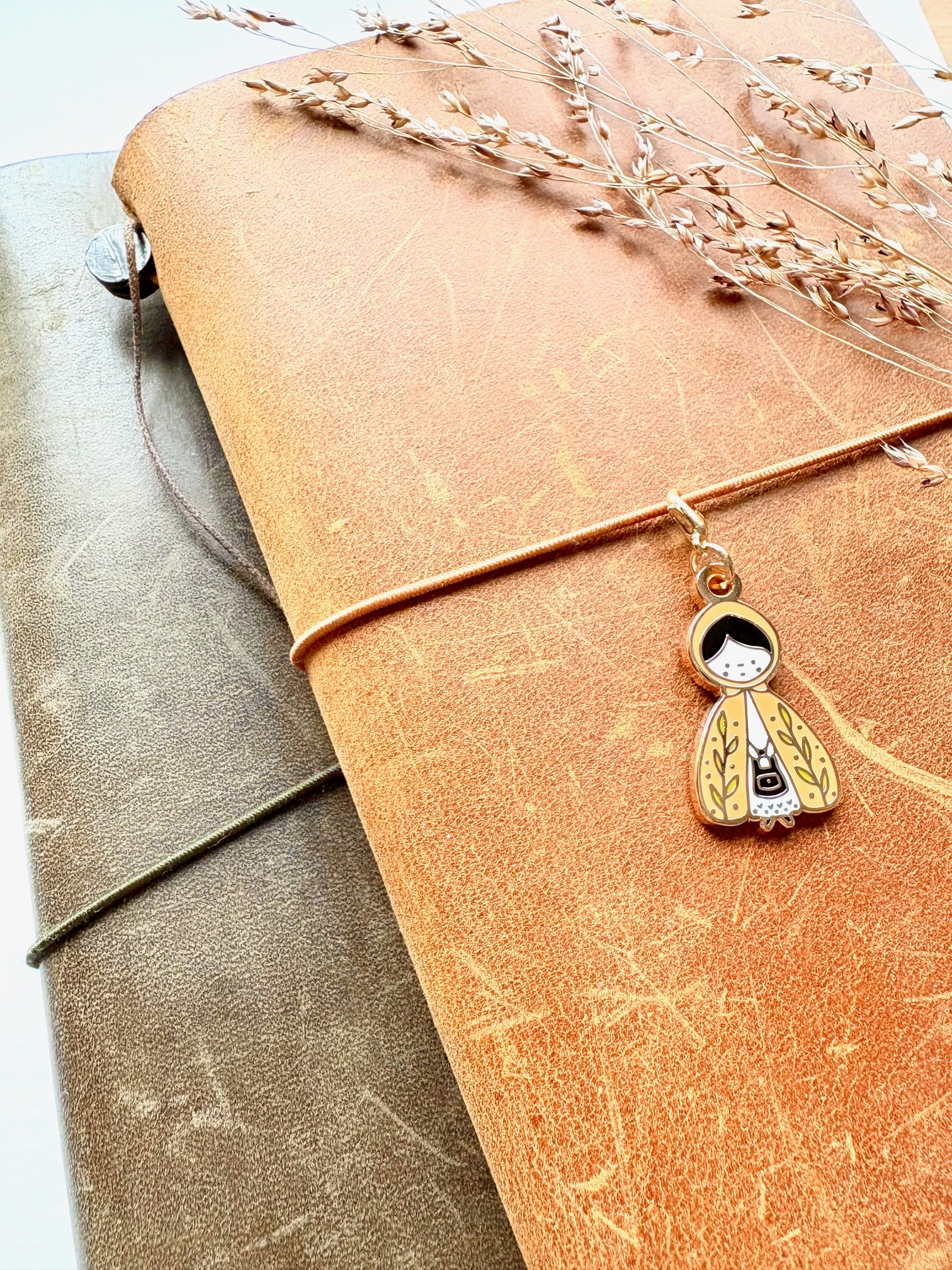 Enamel charm - Dotti girl